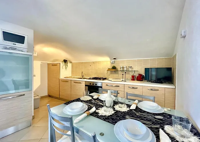 300m From The Sea, Ac, Wifi, Free Parking Apartment *