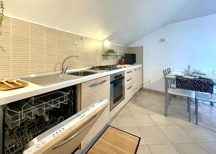 300m From The Sea, Ac, Wifi, Free Parking Apartment *