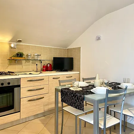 300m From The Sea, Ac, Wifi, Free Parking *